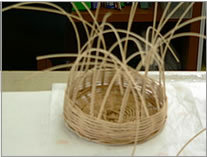 籐を使ってカゴを作り
